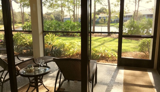 Beautifully Renovated Lakeview Corner Condo. Private Beach, Pool and Spa in Bonita Springs