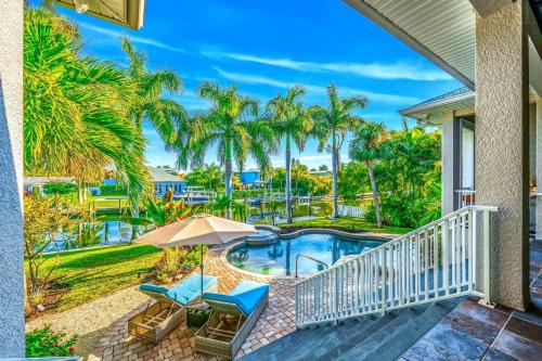 Bikini's & Martini's Waterfront Canal: 1 Block to Beach! Dock! On Canal! Anna Maria Life in Anna Maria