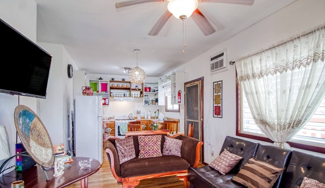 Breezy hilltop estate with plunge pool, picnic areas, private deck, AC, & WiFi in Georgeville