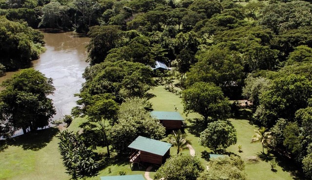 Cabana 1 -Modern amenities cabin, on the banks of the Belize River in Santa Elena