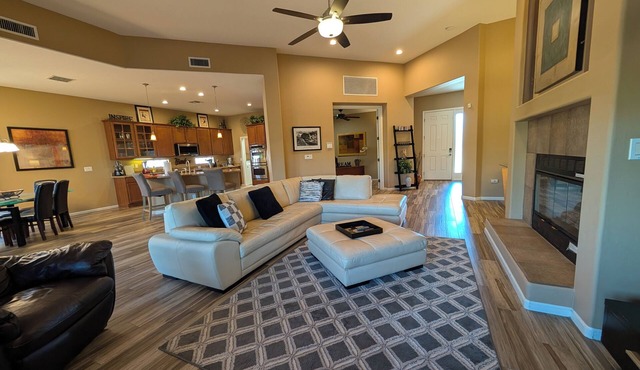 Casa Bella-Luxury home on corner lot, bring your fur baby. in Oro Valley