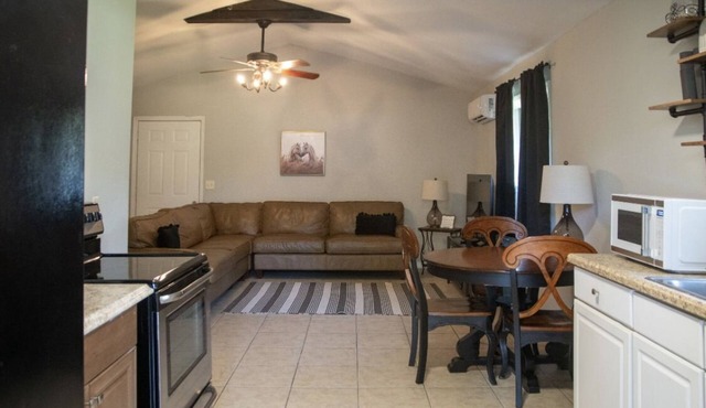 Charming 1-bedroom apartment on private farm with pond- boarding available in Citra
