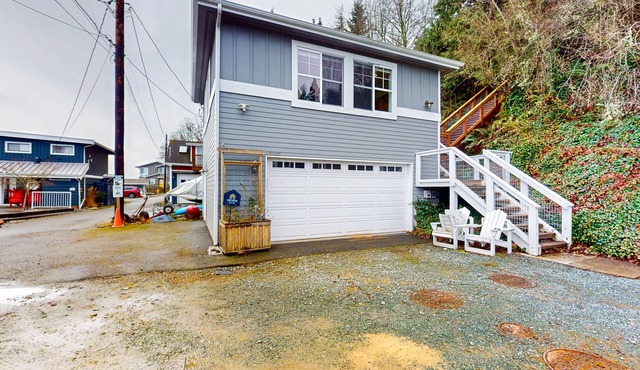 Charming Waterfront Studio Rental with fireplace on Camano Island in Camano Island