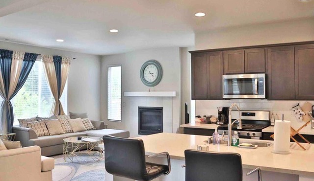 Cheerful 4-bedroom home with an indoor fireplace in Marysville