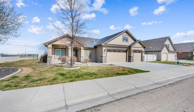 Clean and Comfortable Centrally Located 5br/3Bath home in Meridian, ID. in Meridian