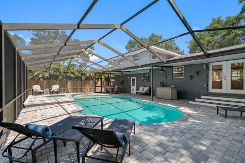 Clearwater 2 story pool home mins from the beach in Clearwater