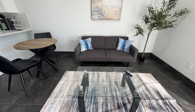 Clewiston Comfort #7 – Contemporary 1BR Gem in Clewiston