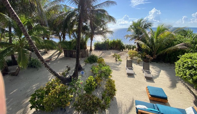 Coco Caye Villa, Private 2 bedroom Beachfront Villa, Balcony,Pool- Gold Standard in San Pedro
