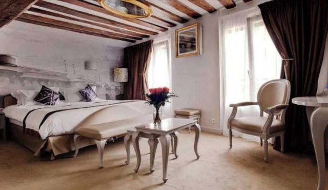 Confidential Room 1, a stone's throw from the Louvre in Paris