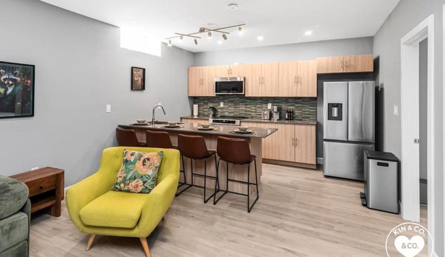 Cozy Spacious 2BR Suite with Parking & Wi-Fi in Hamilton