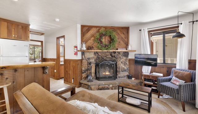 Cozy Sugar Chalet Mountain Retreat in Big Bear in Sugarloaf