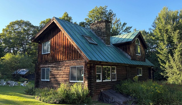 Cozy Vermont Log Cabin with fireplace and large back deck near Sugarbush in Granville