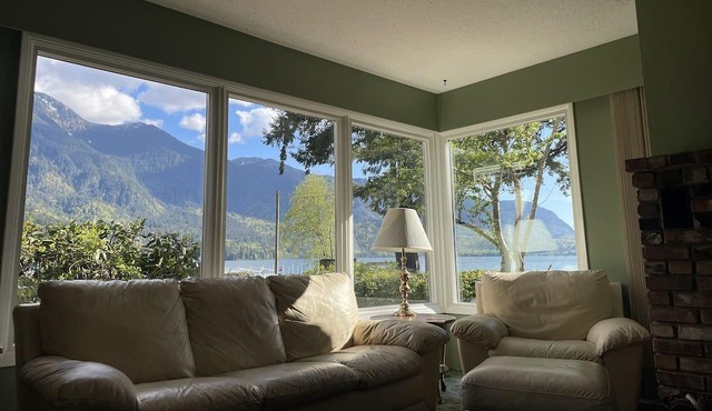 Cultus Lake Waterfront Cabin in Cultus Lake