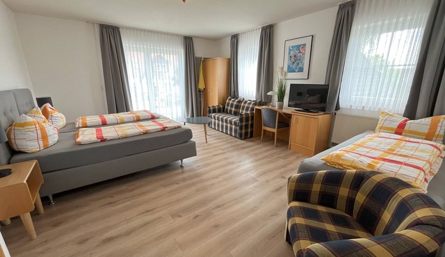 Cyclist-friendly apartment, 1st floor (42sqm), with south-facing balcony and separate kitchen in Pleinfeld