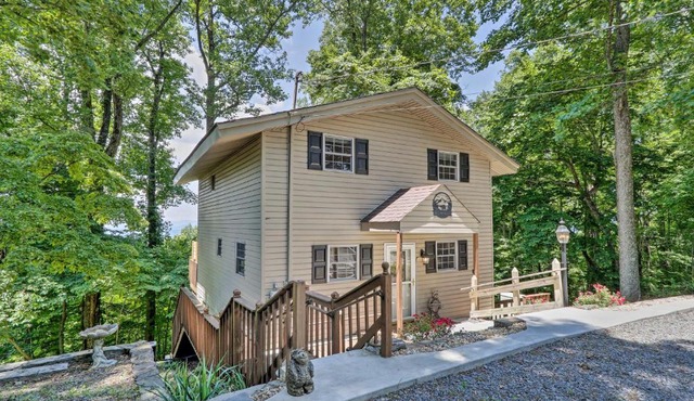 Deja View Cabin with Hot Tub Pets Welcome! in Ellijay