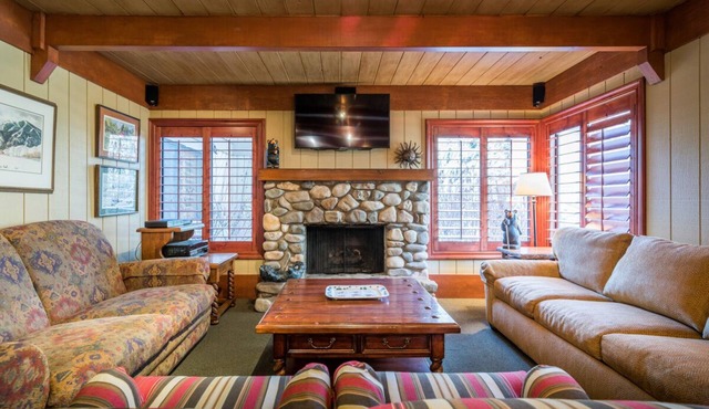Delightful Sun Valley Condo with Mountain Views and WIFI in Sun Valley