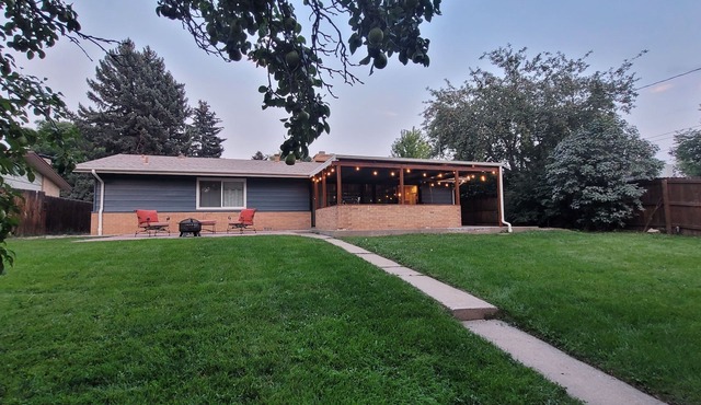 ♡Denver-Central: Cozy Bungalow w/dual fireplace, open kitchen & private yard in Denver