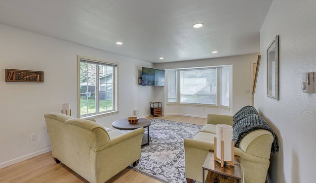 Dog-Friendly Townhome Near Stillaguamish River! in Arlington