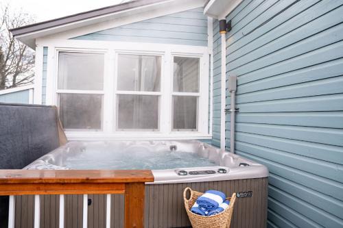 Downtown Home Private Hot Tub Walkable Location in Revelstoke