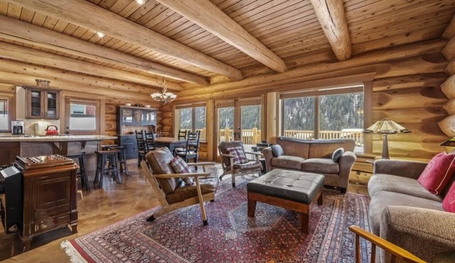 Eagle View Chalet: Spacious 3BDRM Chalet, Family Friendly w/Private Hot Tub in Sun Peaks