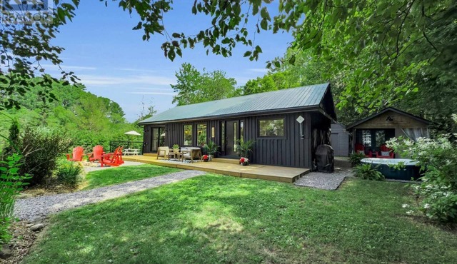 Echo Lake Retreat, Lake of Bays Muskoka Private Beach and Dock, Total Renovation in Lake Of Bays