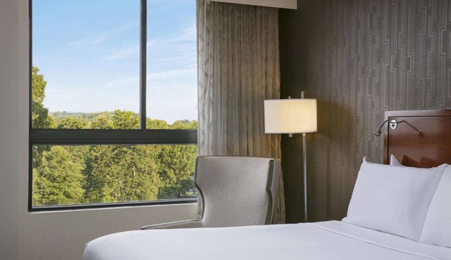 Ensuring a Very Comfortable & Memorable Stay! Pets Are Welcome, Parking, Pools! in Charlotte