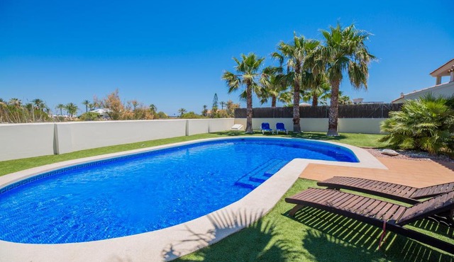 Espectacular vivienda con piscina a orillas del Mediterráneo. in La Manga del Mar Menor