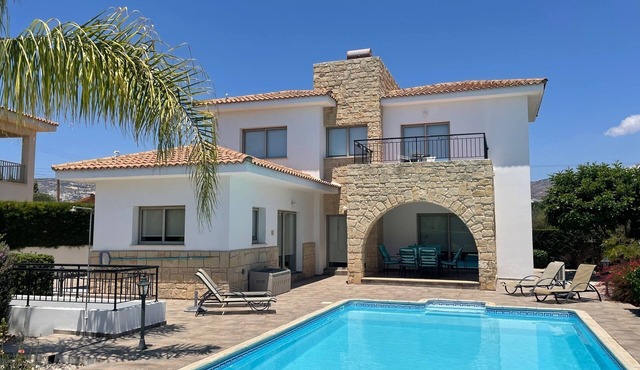 Fabulous 3 Bed 3 Bath Villa With Large heated 10M Pool .Heating extra charge in Coral Bay