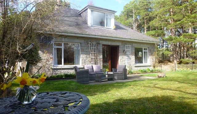 Fabulous location, luxury lodge for 8+2 in cots, hot tub, garden, garage, dogs in Aviemore