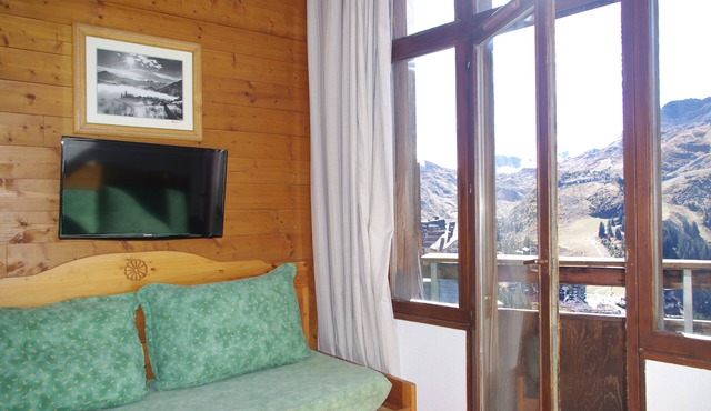 FALAISE DOUCHKA T2 area + top floor cellar facing south exceptional view in Morzine