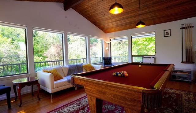 Family Seattle Stay Swim Spa Fire Pit 9 beds in Woodinville