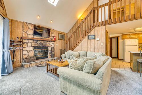 Fire Pit & Games! Prow Chalet; Mins to Lake Wally! in Lake Ariel