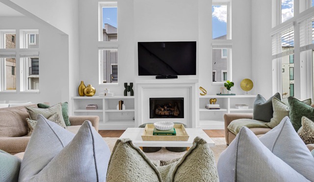 FREE NIGHT DEAL! DOWNTOWN LUXURY! ONLY 2MI TO BROADWAY! #1 of 5 HOMES IN A ROW! in Nashville