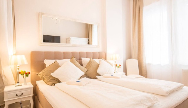 FRITZ 3 bedrooms, 2 bathrooms, 2 kitchens, 115 sqm, free wifi, box spring beds in Berlin