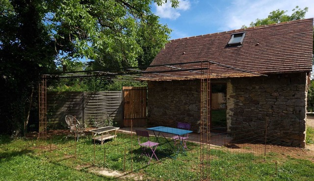 Gîte/Studio sleeps 2 with enclosed garden (pets welcome) and large shower. in Loubressac