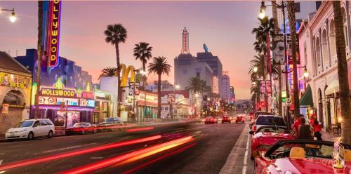 Glam 2BR Apt with Iconic View of Hollywood Sign in Los Angeles