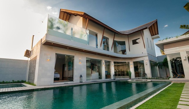 Glorious 4BR Villa, Seminyak! 7Min Walk To Eat Street! W/Private Swimming Pool! in Seminyak