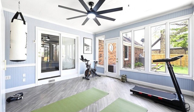Grandstand Gathering House: Pool, Theater, Gym in Greenwood
