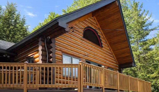 Handcrafted Vermont Chalet Walk to Lake Fire Pit Private Deck AC in Warren