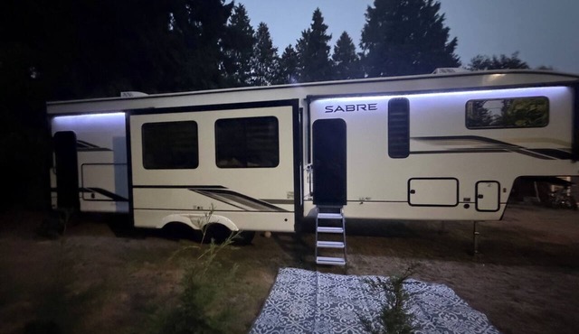 Happy Camper FamilY Fifth Wheel Ultimate Camping Experience DELIVERY+SETUP in Arlington