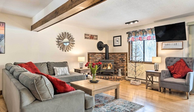 Hartford Escape w/Fire Pit ~ 3 Mi to Ski & Golf! in Hartford