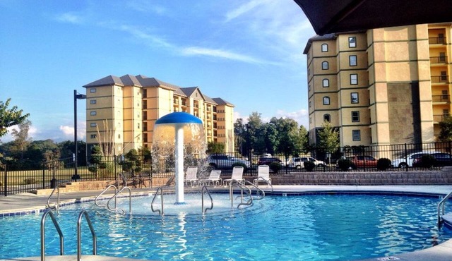 Heart of Pigeon Forge: Ground Level Cozy Condo with Pools & Whirlpool Tub in Pigeon Forge