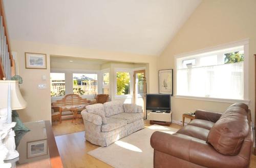 Heron View Cottage by EMR Vacation Rentals in Sidney