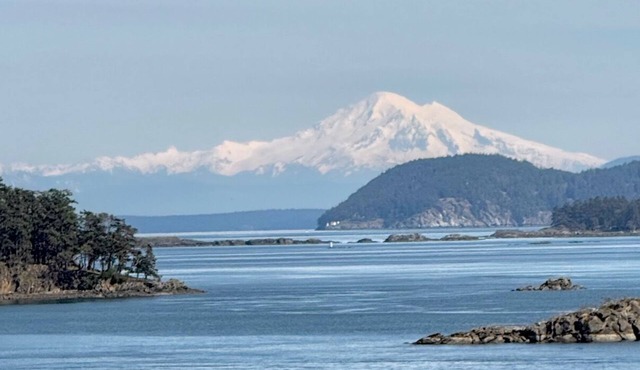 Hilltop Hideaway – Peaceful 2BR Suite, Near Beach Access and Mt. Baker Sunrises in North Saanich