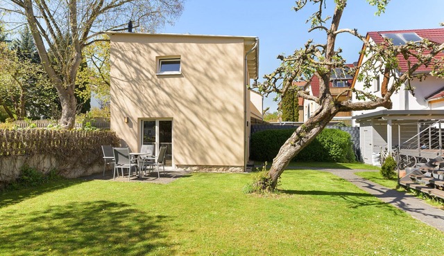 Holiday Home 'Belvedere-Remise' with Private Terrace, Shared Garden and Wi-Fi in Weimar