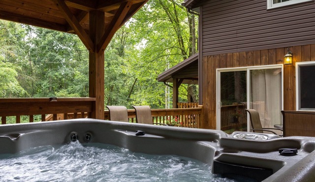 Homestead Cottage with hot tub & trails in Logan