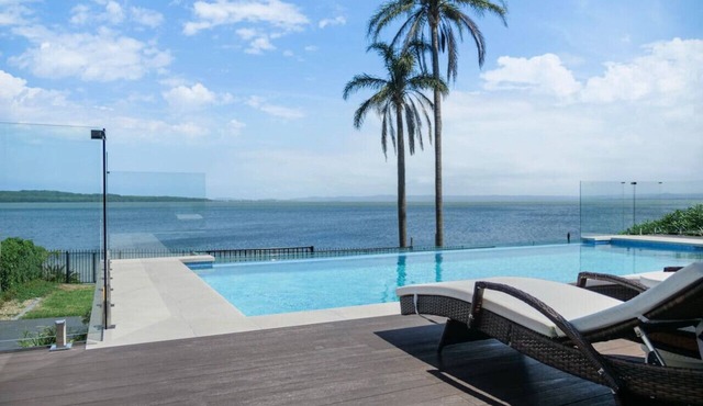 Infinity on Moss Panoramic Lakefront 6 BDRM Villa in Toukley
