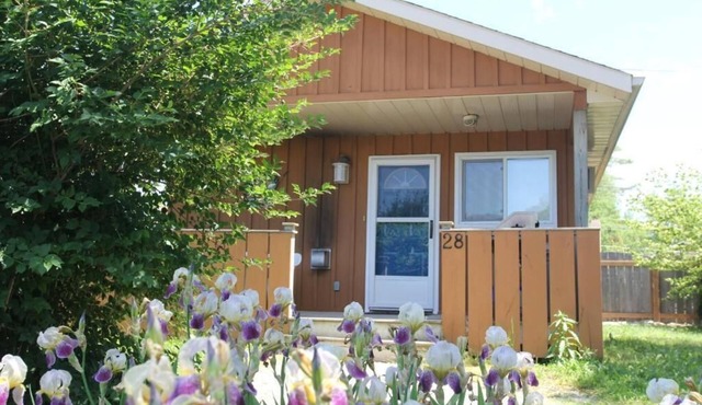 Jacuzzi Cabin - 25 min to Blue Mountain, 3 min Walk to Beach in Wasaga Beach