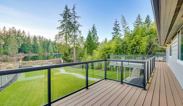 Lakefront Gem: Balcony, Fire Pit & Yard in Everett in Everett