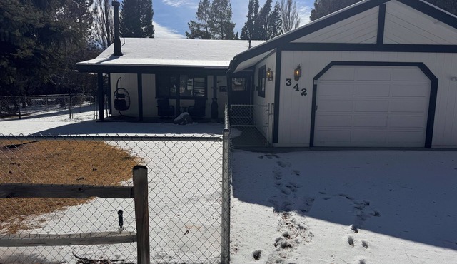 Lazy Meadow, Game Room, Hot Tub, 5 min from anything Big Bear in Big Bear